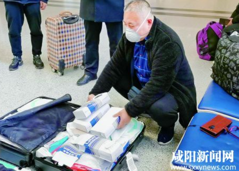  'Shaanxi Good Man ' Chen Jun （Sam） a acheté plus de 1 000 masques à l'étranger et les a donnés à sa ville natale
